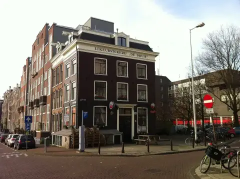 The dark corner front of Café de Druif, lettered as a liqueur distillery, on Rapenburgerplein