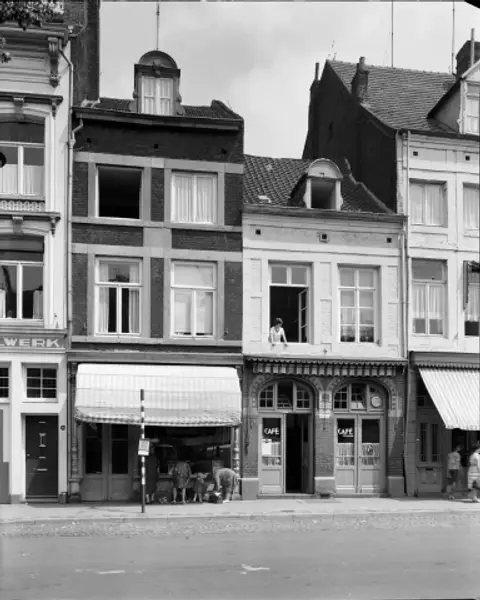 Black-and-white photograph of Boschstraat 107 and 109 in 1962, the white house at right with arched café doors lettered CAFÉ