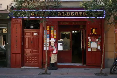 Red-painted taberna front, CASA ALBERTO in gold on the fascia and 1827 lettered beside the door