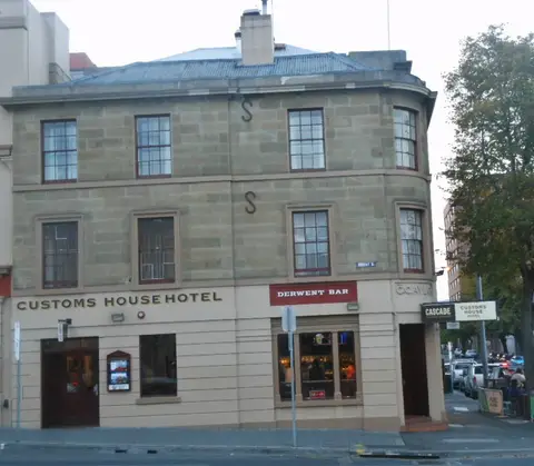 Three-storey sandstone Customs House Hotel from Murray Street, with its name lettered across the ground-floor fascia