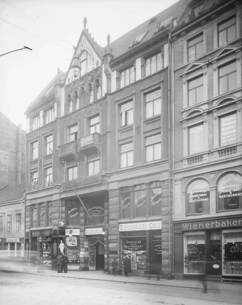 The same Storgata front in an early photograph, lettered Dovrehallens Café and Dovrehallens Spisesalon